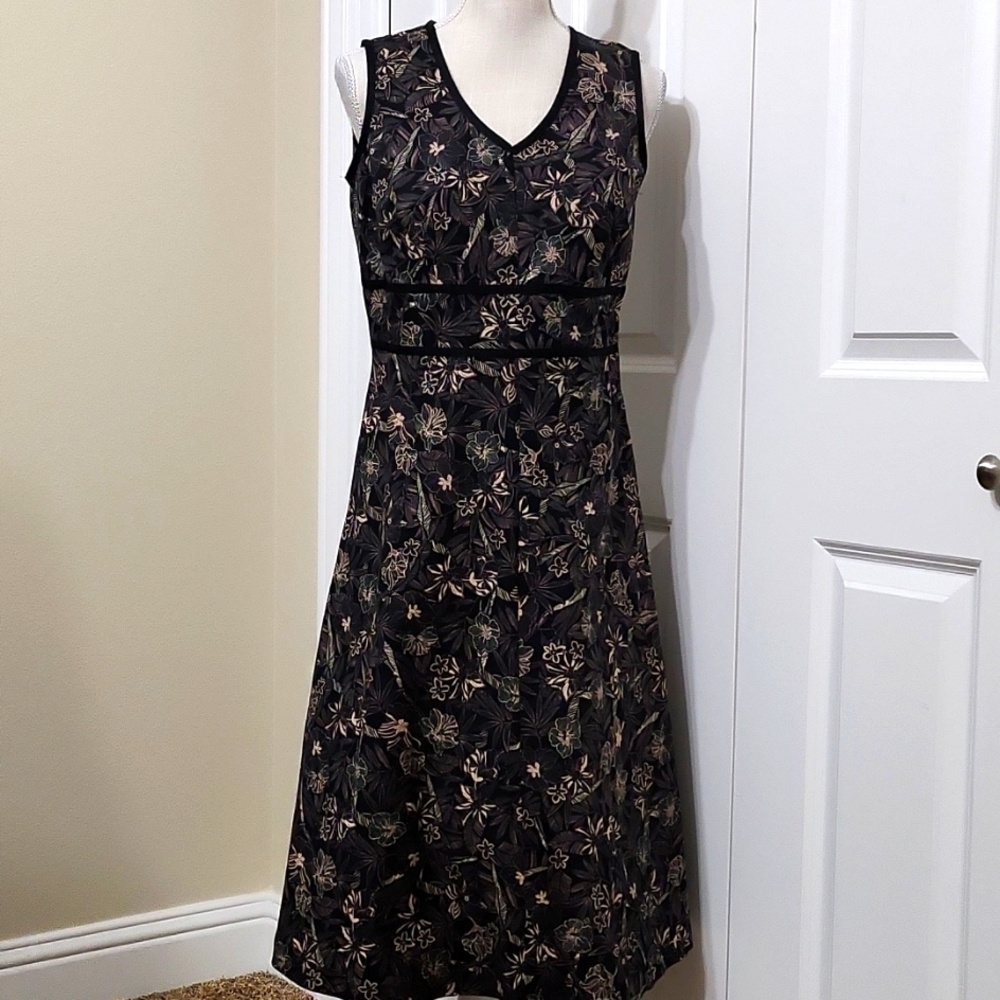 CROFT AND BARROW FLORAL SLEEVELESS  MIDI DRESS SZ 8 IN GREAT CONDITION